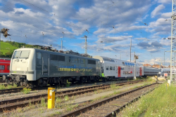 RADVE RailAdventure 111 082-4 "Ukraine" mit SNCB Doppelstockwagen 50 88 8296 00 1-8 B-B und Velaro EGYPT Steuerwagen 8002 (93 90 0408 502-2 EG-NAT) am 13.07.2024 in Würzburg.   © 13.07.2024 Matthias Kümmel