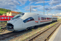 RADVE RailAdventure 111 082-4 "Ukraine" mit SNCB Doppelstockwagen 50 88 8296 00 1-8 B-B und Velaro EGYPT Steuerwagen 8002 (93 90 0408 502-2 EG-NAT) am 13.07.2024 in Würzburg.   © 13.07.2024 Matthias Kümmel