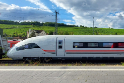 RADVE RailAdventure 111 082-4 "Ukraine" mit SNCB Doppelstockwagen 50 88 8296 00 1-8 B-B und Velaro EGYPT Steuerwagen 8002 (93 90 0408 502-2 EG-NAT) am 13.07.2024 in Würzburg.   © 13.07.2024 Matthias Kümmel