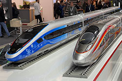 Fuxing-Hochgeschwindigkeitszüge als Modelle auf der InnoTrans 2024 in Berlin. Linker Zug: CR400BF-C (an kaltes Klima angepasst). Rechter Zug: CR400AF-Z (mit ATO-Technik für fahrerlosen Betrieb geeignet). © 24.09.2024 Andre Werske