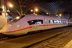 ICE 3 Baureihe 407 im Kölner Hauptbahnhof.