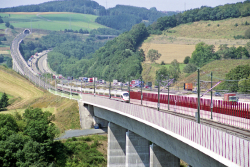 Bahnstrecke wird mit Autobahn gebündelt, Steigungen und Gefälle von bis zu 40‰ – Schnellfahrstrecke Frankfurt – Köln. © 03.08.2004 Andre Werske