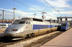 TGV-PSE fährt in Marseille ein.