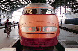 TGV-PSE in alter orangener Farbgebung in Paris