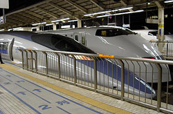 Shinkansen Serie 500 und Serie 300 im Bahnhof