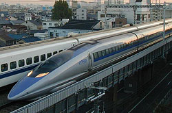 Shinkansen Serie 500 begegnet Serie 300