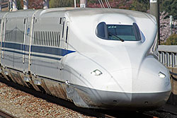 Shinkansen Serie N700 auf der Sanyo-Shinkansen zwischen Okayama und Aioi.