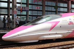 Shinkansen Serie 500 im rosa-farbenen Hello-Kitty-Design. © 01.07.2018; Wikipedia-Autor Rsa (CC BY-SA 3.0)