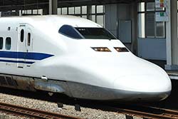 Shinkansen Serie 700 im Bahnhof Amagasaki.